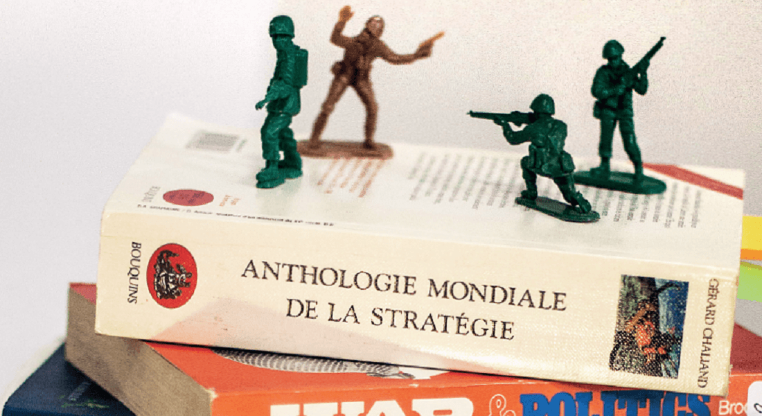 Indrammede CMS-publikationsforsider på væg